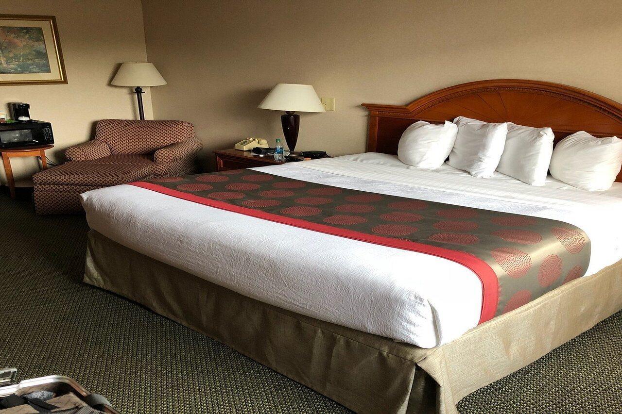 Red Roof Inn Painted Post Bagian luar foto