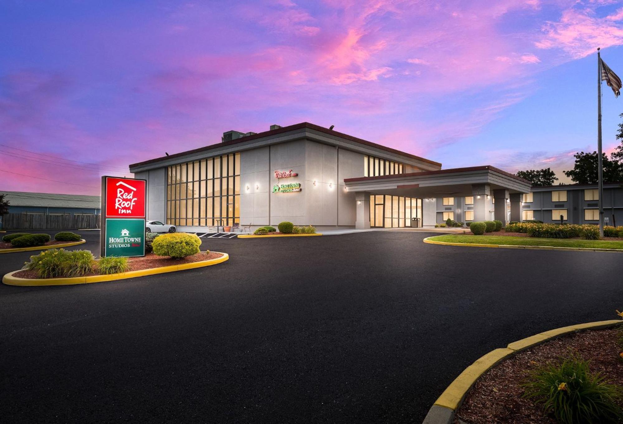 Red Roof Inn Painted Post Bagian luar foto