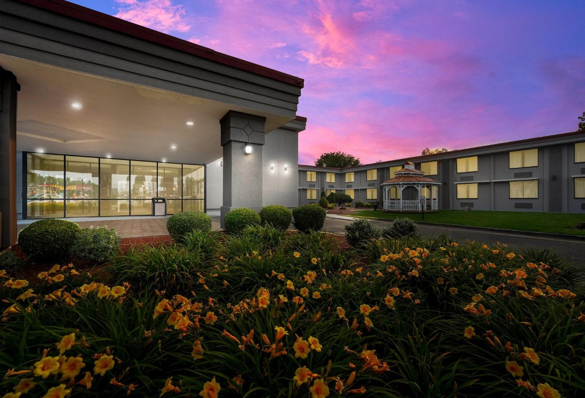Red Roof Inn Painted Post Bagian luar foto